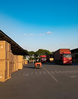 运输和配送：围板箱可用于将商品和货物装载到卡车、货柜或运输工具中，确保货物的安全和有序的配送。